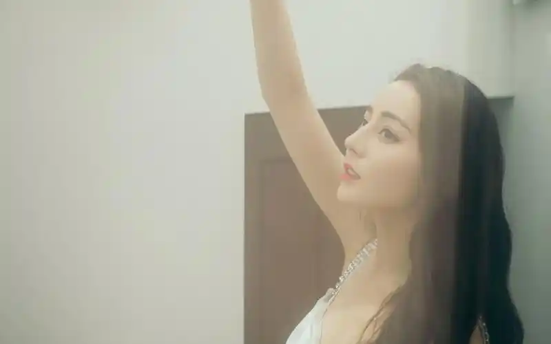 迪丽热巴白色连衣裙高清桌面壁纸