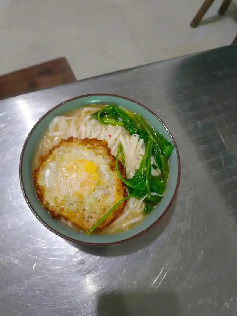 早上自己做一碗鸡蛋长寿面,中午长辈及亲朋好友的小聚,就这样简 - 抖