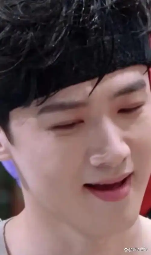 金晨简直是游戏黑洞,反应太慢,白敬亭被多次泼水到崩溃