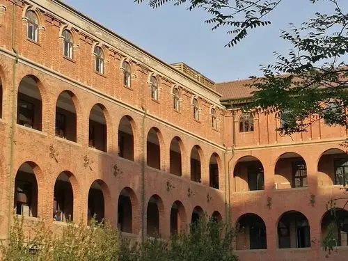 兵营离意大利风情区很近可以放在一块游玩这座建筑保存很好面积也较大