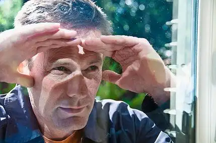 夜晚窗外等男人在房子窗外的对等背景