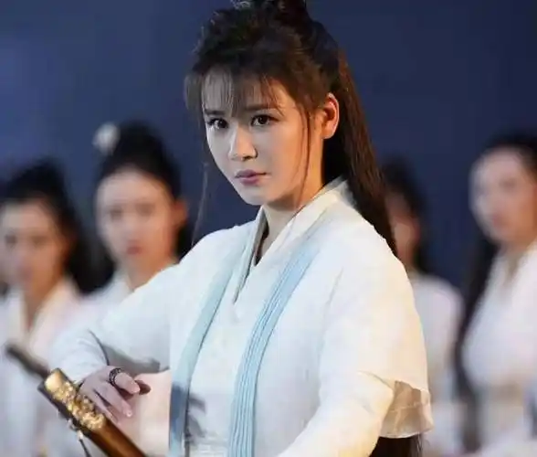 原创周芷若邱意浓健康出问题穿病号服出镜在医院向网友拜年