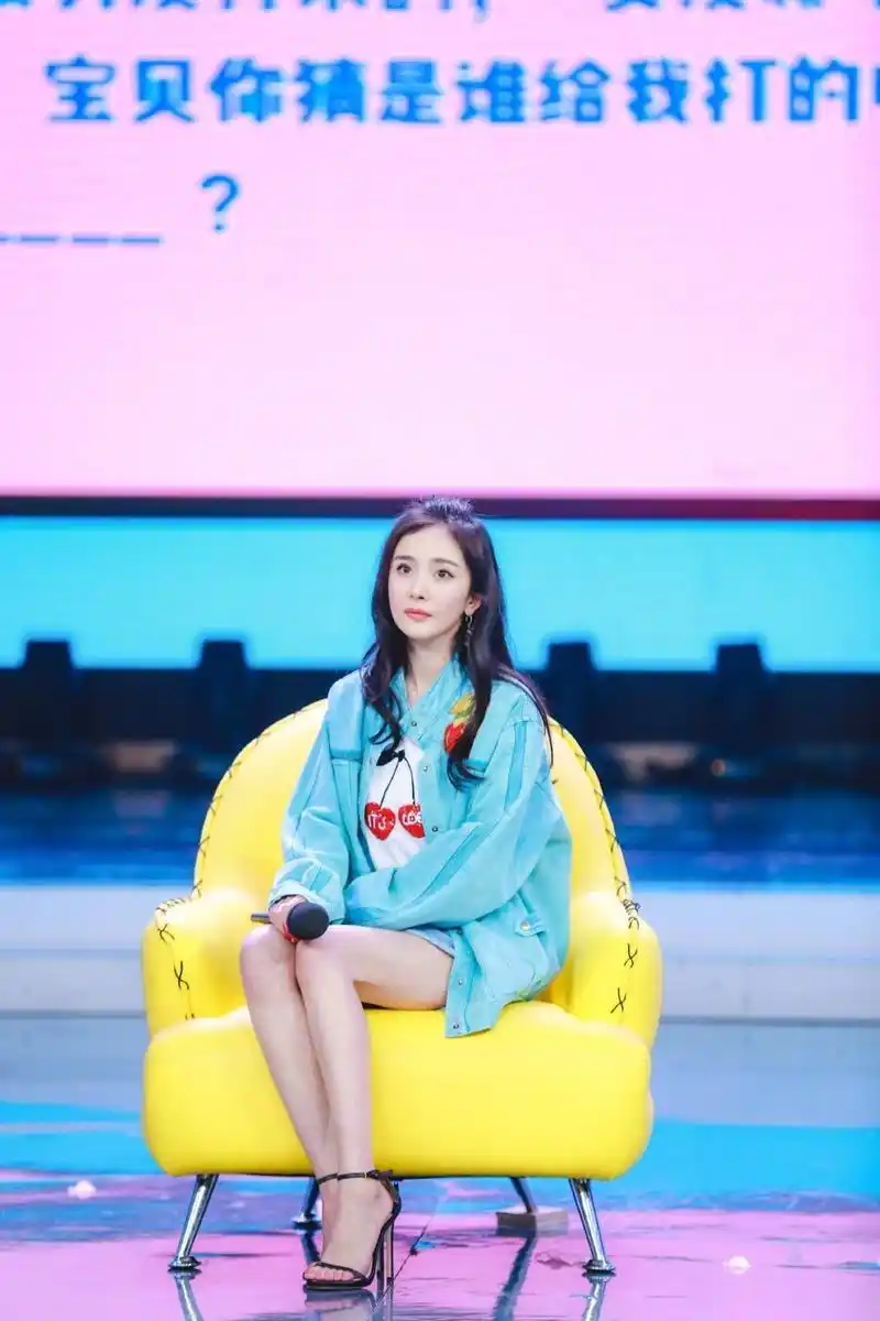 杨幂携新剧《筑梦情缘 》亮相综艺节目,与霍建华搞笑重现剧中撒花情节