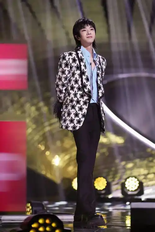 华晨宇跨年舞台温暖献唱在繁花似锦中奔赴2022