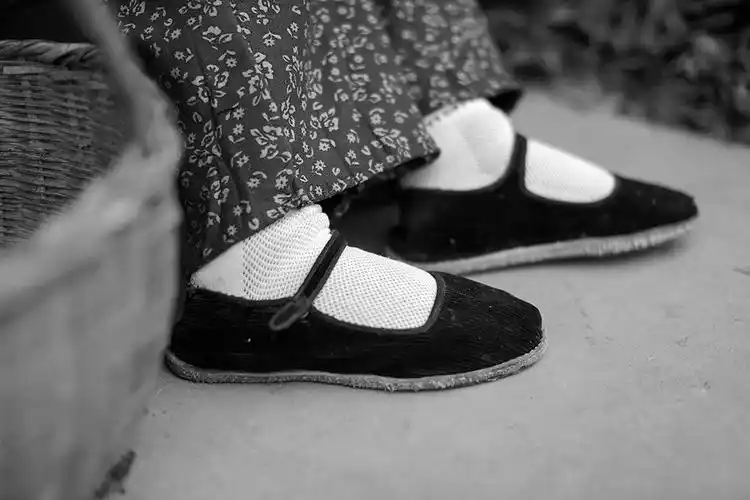 一双老布鞋,煤油灯下,不知需要多少个日日夜夜才能做好,记录了女人们