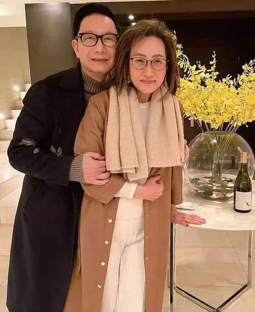 tvb首代新闻女神与刘培基叙旧叶雅媛近照曝光风采不减当年