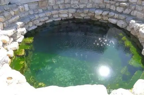 北京延庆有个地方,泉水碧绿如翡翠,人越多声越大泉眼喷的水越足