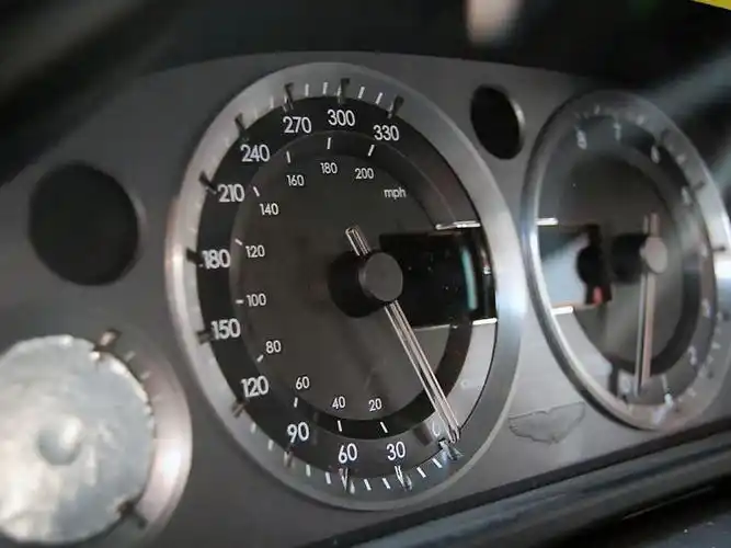 白色v8 vantage 07款 manual coupe仪表盘