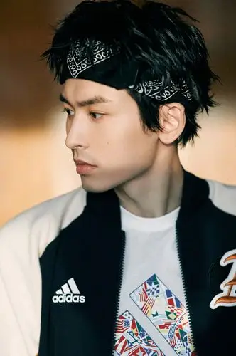 张哲瀚酷帅养眼写真图片29