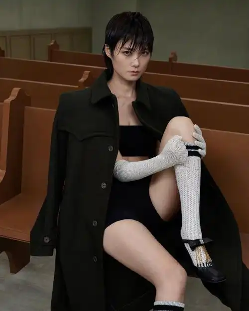 名门泽佳:李宇春性感封面超大胆!一袭透明黑丝上衣效果神秘霸气