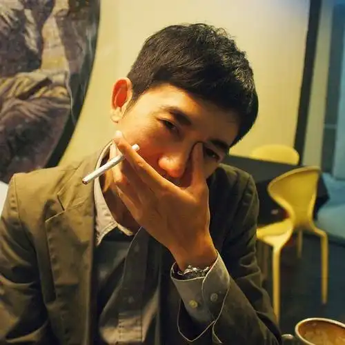 近些年的事儿了,早年为啥明星,艺术家,演员们都爱拍个抽烟的破死捏?