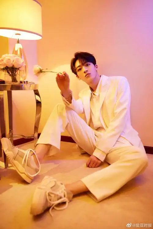 何洛洛品牌活动一身白色西装是白马王子的既视感了