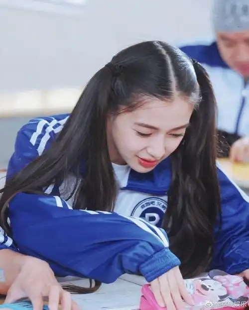 angelababy蓝白校服造型
