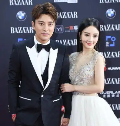 李小璐贾乃亮罕同框,一家三口合照仍在家中!被曝将上离婚综艺?