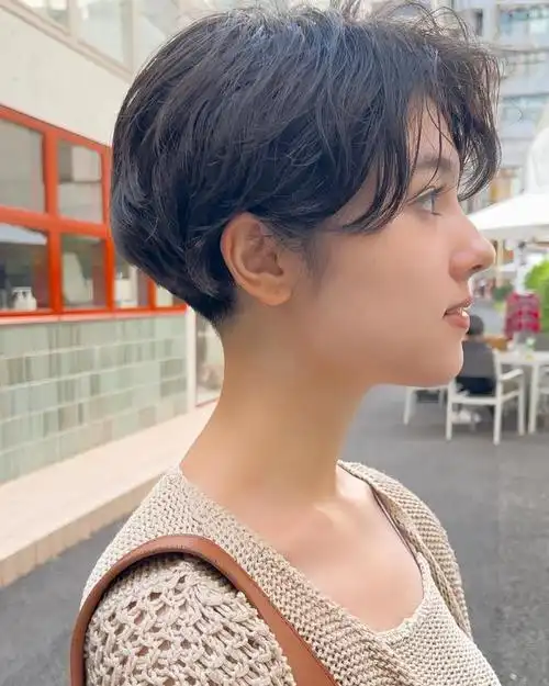 如果你喜欢这款发型并且想要尝试它的话,那么不妨选择一个合适的理发