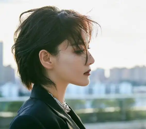 飒爽姐姐张馨予光头造型是美女短发造型犹如人间扳手