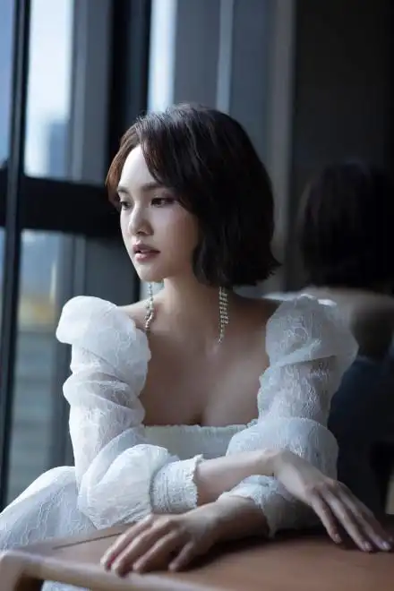 组图:杨丞琳一袭洁白纱裙清新优雅 秀无暇玉背侧颜优越状态佳