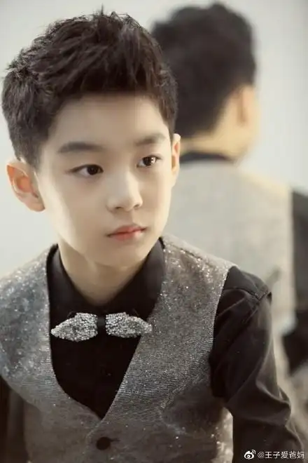 曹颖9岁儿子近照曝光穿西装梳大人发型好似小霸总