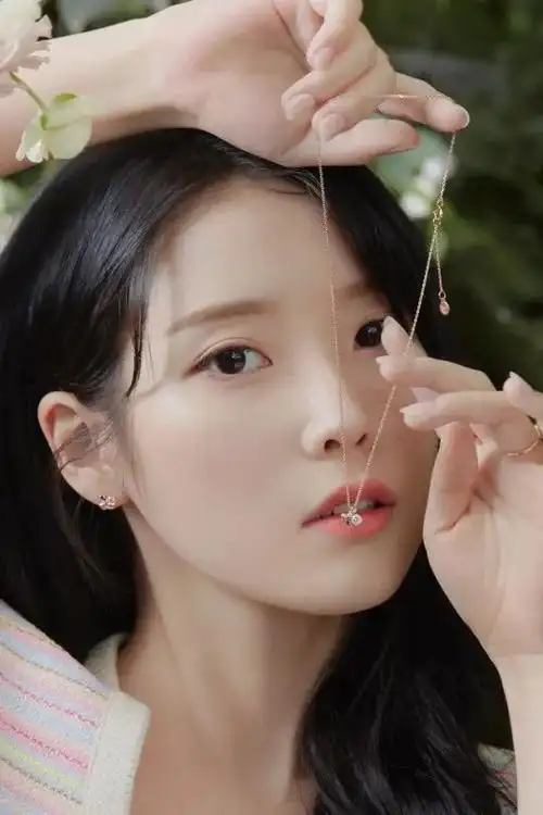 韩女星iu拍珠宝写真大秀小蛮腰!肤白貌美太性感撩人
