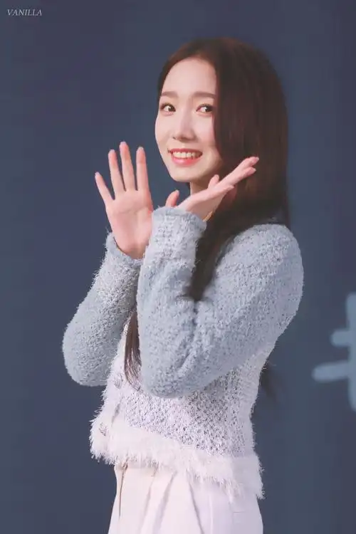 组图:孟美岐穿蓝色毛衣气质温柔动人 歪头比心笑容甜美超少女