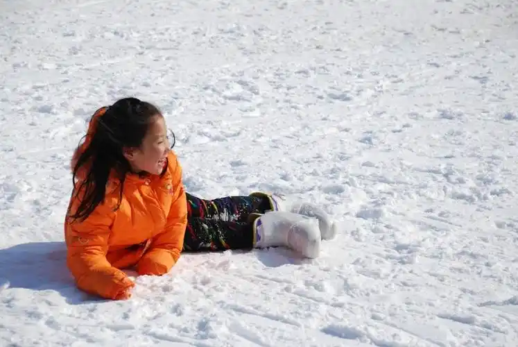 在雪地里打滚的小女孩