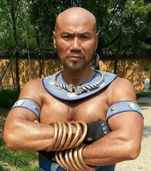 谁说中国演员不健身这些老戏骨个个肌肉发达你没发现而已