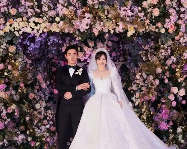 赵丽颖怀男宝宝赵丽颖怀孕7个月还是个男宝宝赵丽颖冯绍峰会补办婚礼