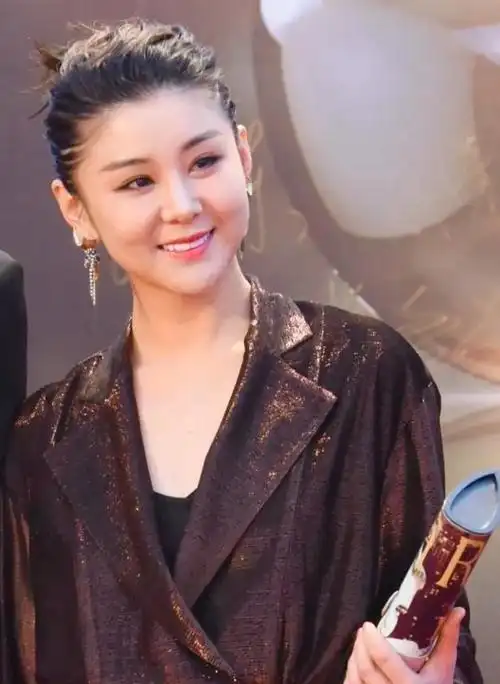 李小萌,美艳动人,端庄大方的写真照!__财经头条