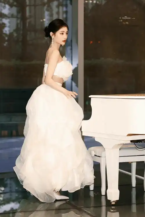 许佳琪白玫瑰婚纱大片