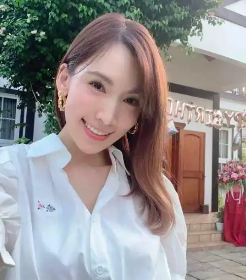 林志颖老婆去染发对镜自拍心情好坐车回家戴帽显年轻