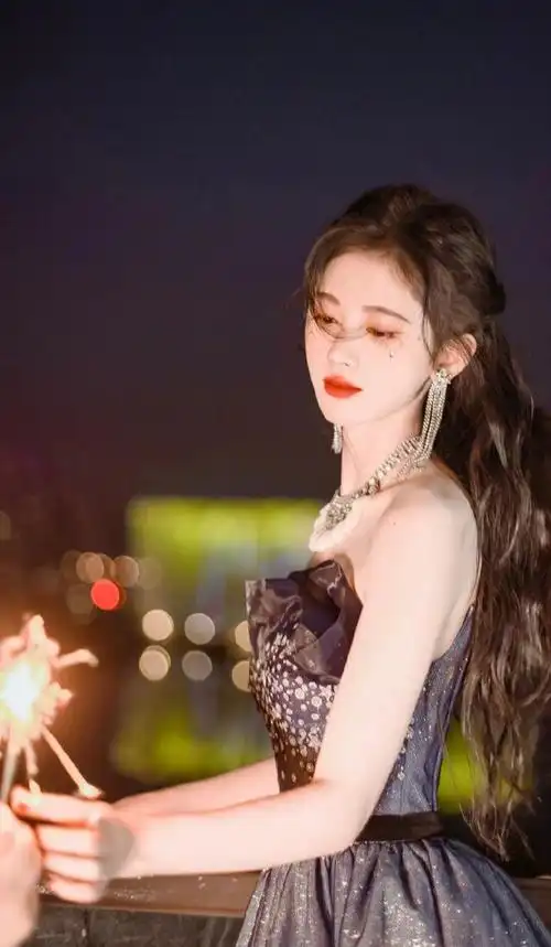 鞠婧祎星空装太惊艳看到侧面那一刻这翘臀是认真的