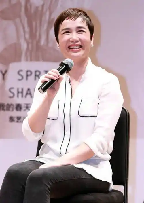 生图下的蒋雯丽还是有皱纹了,但穿上衬衫照样很知性,气质太好了_造型_