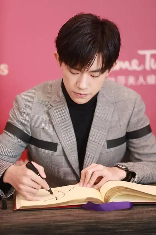 易烊千玺留下亲笔签名.jpg