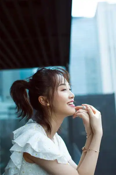 蓝盈莹出席活动造型时尚 一展曼妙身材