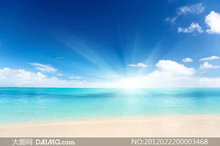 阳光下的海面和沙滩图片素材