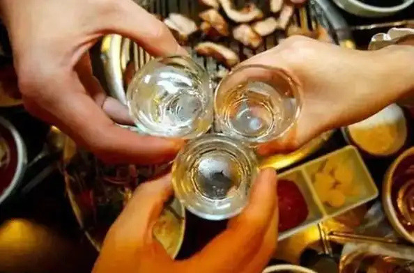 再加上中国人本身特别重感情,因此聚会喝酒也成了中国人交流感情最