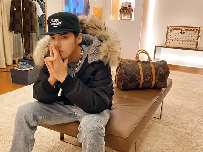 路易威登品牌代言人吴亦凡身着lv05系列解开virgilabloh首个独立