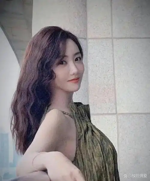 近日,备受瞩目的艺人杨蓉在社交媒体上晒出一组素颜特写照片.