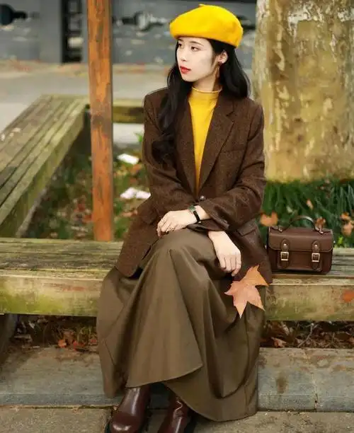 谁说秋冬不能穿裙子的?小外套搭配半身裙就很好看,美得让人心动