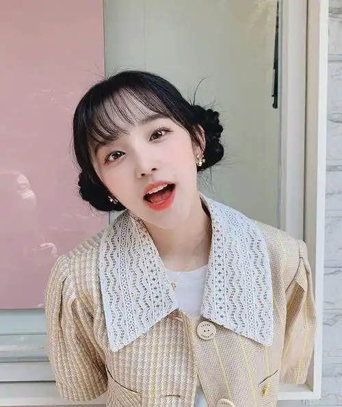 宋雨琦扎着双丸子头噘嘴卖萌,软萌又可爱,真是少女感十足!