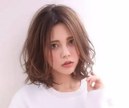 中分两侧的碎发,层次感很强,轻松打造精致小v脸