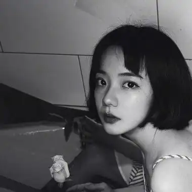 伤感高冷真人黑白女生头像 个性简约的孤独微信女头最新_女生头像_美