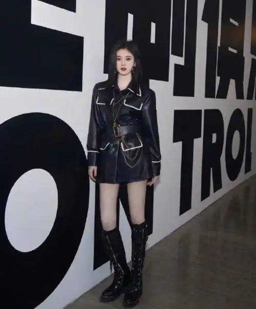 鞠婧祎出席活动穿的"改良版马丁靴",我真不相信,她只有159