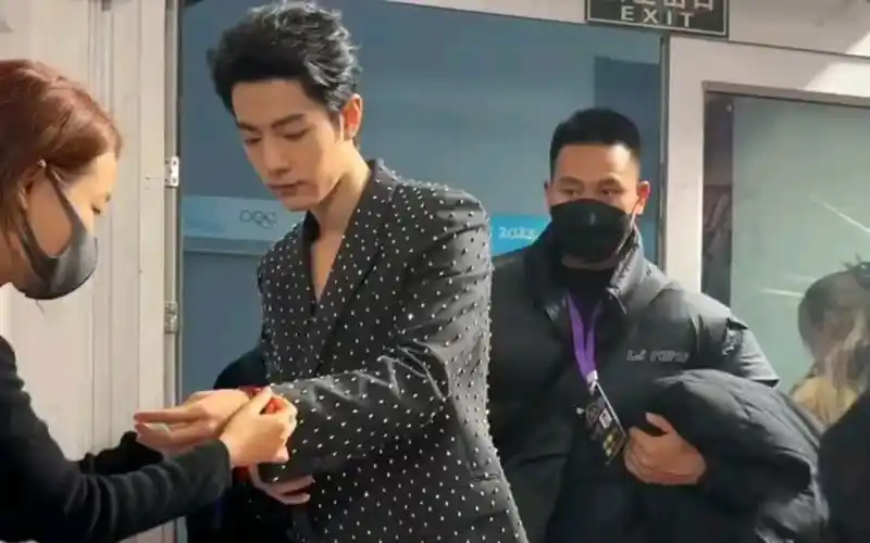 《肖战》这波点西装配大背头绝了