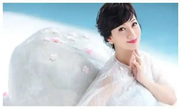 赵雅芝70岁与老公合影曝光网友调侃像父女男方身份众所瞩目