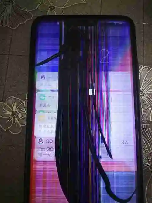 手机屏幕摔花屏,打开才会有裂痕,花屏区域失灵,是内屏坏了,还是排线