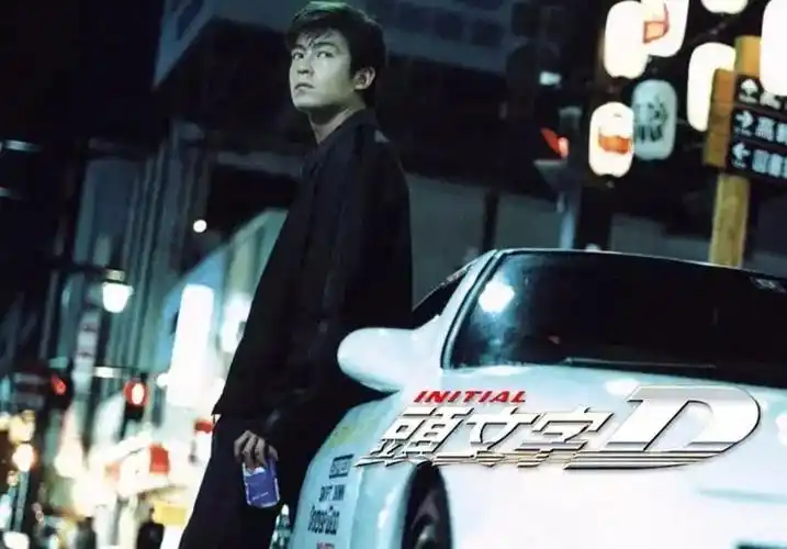《头文字d》里,他把漫画中桀骜不驯的赛车手高桥凉介演活了,帅气的