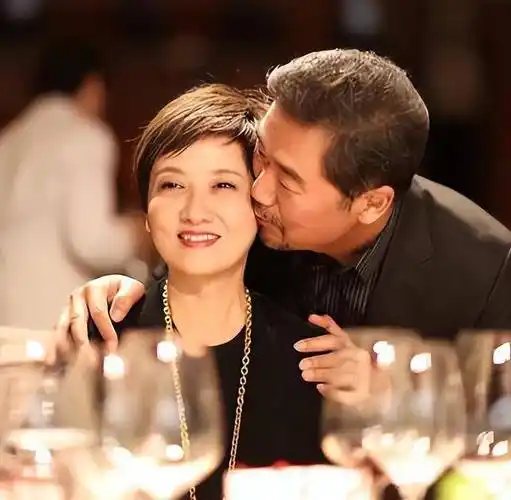 张国立家族背后:光鲜事业下的家庭裂痕与反思_生活_罗秀春_成功