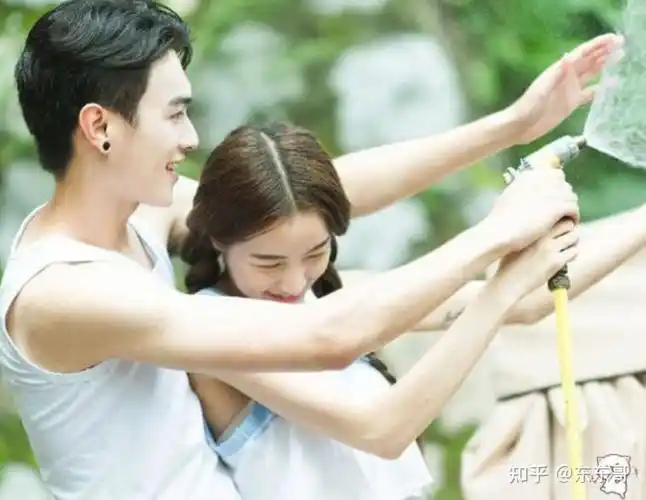 这前女友的身份也被扒了出来,原来也是个圈里的小明星,跟许凯还同台