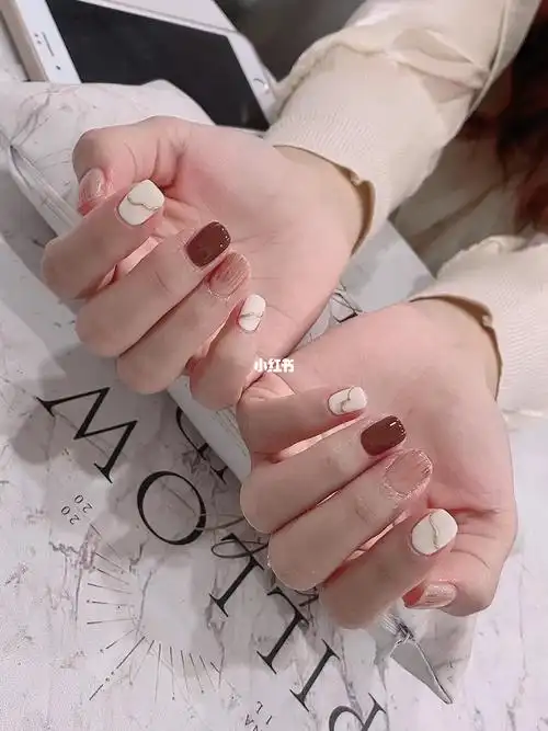 秋季显白晕染棕美甲简约时尚